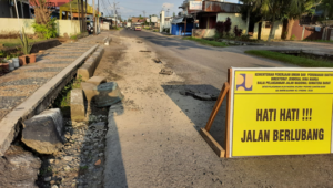 Kerusakan Jalan Sentot Ali Basa Kota Pariaman yang sudah diatasi secara darurat dan dipasang rambu.