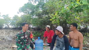 Foto Bentuk Kepedulian Terhadap Masyarakat, Babinsa Koramil 02/Muara Siberut Melaksanakan Komsos