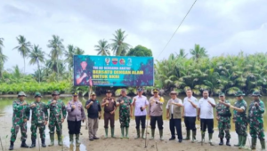 Foto Wakili Bupati Pessel, Mawardi Roska Ikuti Penanaman Mangrove Serentak