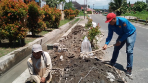 Ketika Petugas Teknis BLUD UPTD Air Bersih Kota Pariaman sedang memperbaiki jaringan pipa bocor di salah satu titik kerusakan.