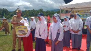 Foto Pemda Solok Selatan Salurkan Beras Bapanas dan Bagikan Bibit Durian Gratis Di Musrenbang Kec. Pauh Duo