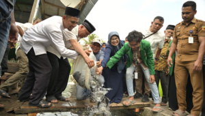 Foto Gubernur Sumbangkan 5.000 Bibit Ikan, Dorong Pokmaswas Perikanan untuk Memperkuat Ketahanan Pangan