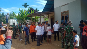 Foto Pj. Bupati Mentawai, Tinjau Lokasi Yang Terdampak Banjir di Desa Bukit Pamewa