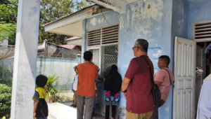 Pelanggan Air Bersih BLUD UPTD Air Bersih Kota Pariaman sedang membayar retribusi pemakaian air di loket kantor setempat.