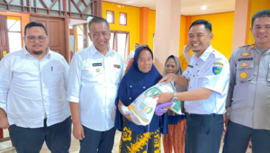 Foto Mahalnya Harga Beras, Bupati Pesisir Selatan Rusma Yul Anwar Serahkan Bantuan Pangan di Kecamatan Lunang