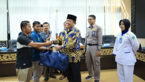 Foto Wakil Ketua DPRD Sumbar, Suwirpen Suib, Penuhi Tugas Pelepasan Kontingen Karate Shokaido ke Kejurnas