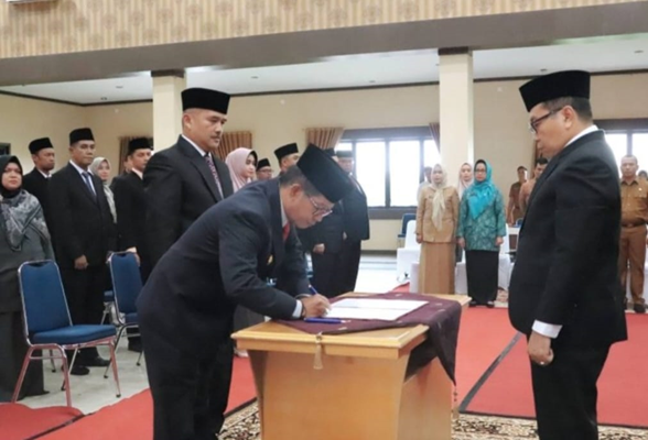 Pj Wako Payakunbuh Jasman lantik 124 pejabat eselon III dan IV serta kepala sekolah dan kepala Puskesmas.