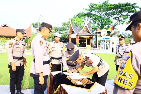 Kapolres Limapuluh Kota AKBP Ricardo Condrat Yusuf pimpin dan lakukan serah terima pergeseran 3 jabatan kapolsek.