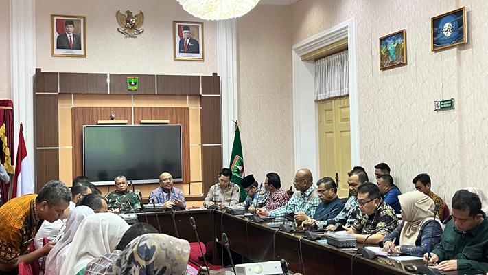 Rapat kerja Pemda Payakunbuh dengan Pemprov membahas penanggulangan cepat sampah di Payakumbuh bertempat di aula kantor Gubernur, Selasa 12 Maret 2024