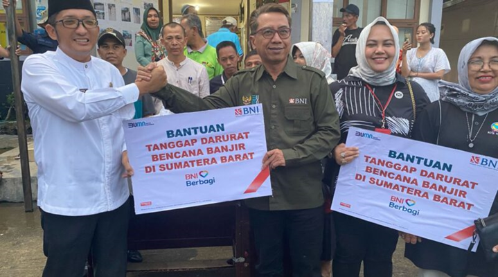 Foto Hendri Septa Terima Bantuan Dari Bank-Bank di Kota Padang untuk Bantu Korban Banjir