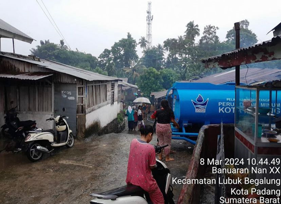 Foto Perumda Air Minum Kota Padang Terus Berikan Bantuan Air Tangki Pasca Banjir