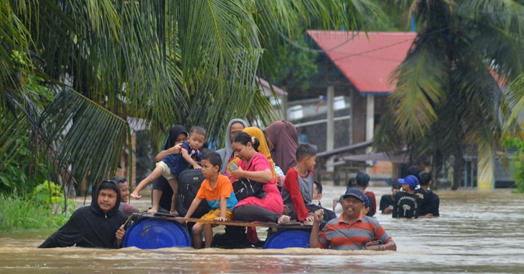 Foto Waspada Cuaca Ekstrem, Warga Kota Padang Dihimbau untuk Kewaspadaan di Musim Hujan