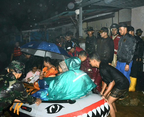 Foto Wali Kota Padang dan Tim Evakuasi Bergerak Cepat Tangani Banjir