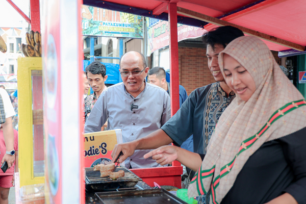 Foto Supardi, Ketua DPRD Sumbar, Berbuka Puasa Bersama di Pasar Pabukoan