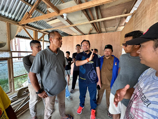 Foto Rahmat Saleh Berkunjung ke Lokasi Banjir Koto Baru Padang dan Berjanji untuk Menemukan Cara Terbaik