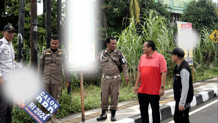 Foto Aksi Bersama Pemerintah dan Komisi Pemilihan Umum, Penertiban Alat Peraga Kampanye di Kota Pariaman