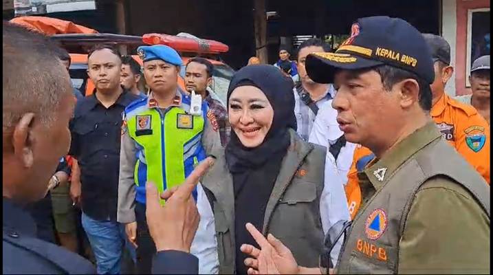 Foto Lisda Hendrajoni Serahkan Bantuan Untuk Bencana Pessel dari BNPB RI