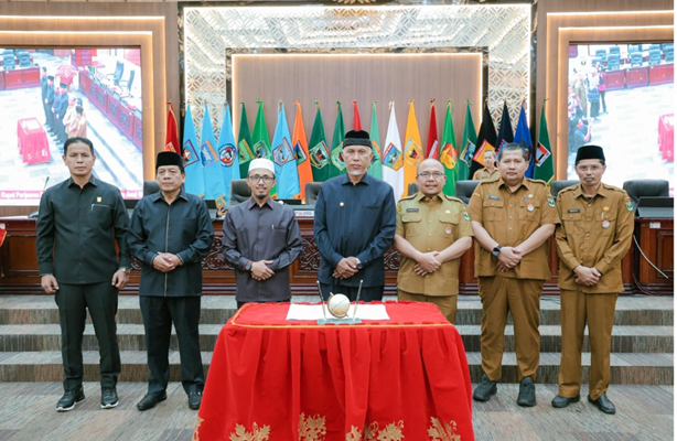 Foto Dalam Rapat Paripurna DPRD Sumbar, RPJPD Provinsi Sumatera Barat Ditetapkan