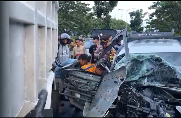 Truk Tabrak Minibus sampai Remuk di Bypass Kota Padang. (Foto: Dok istimewa)