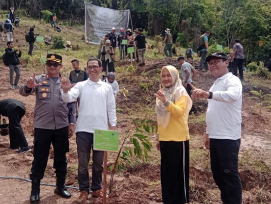 Wakili Bupati Pessel, Assisten II Mimi Rianty Zainul Ikuti Penanaman Pohon Serentak yang Digelar oleh KLHK RI