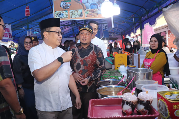 Foto Tak Ada Kata Terlambat, Pasar Pabukoan Dibuka Setelah 5 Hari Puasa