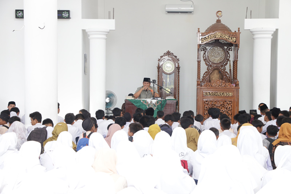 Sekda Kota Pariaman, Yota Balad membuka kegiatan Pesantren Ramadhan di Masjid Raya Simpang, Desa Simpang, Kecamatan Pariaman Selatan.