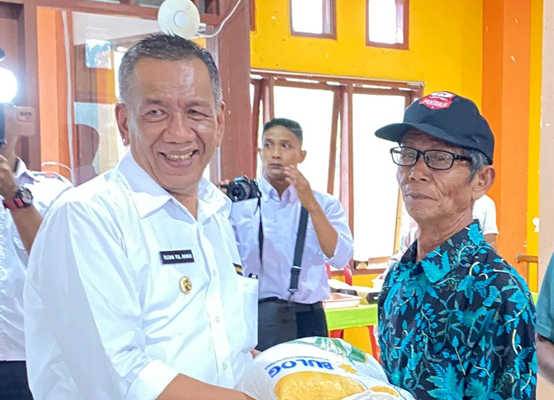 Foto Bupati Pesisir Selatan Perintahkan para Camat untuk Memberi Intruksi Mendata Masyarakat Miskin Ekstrim