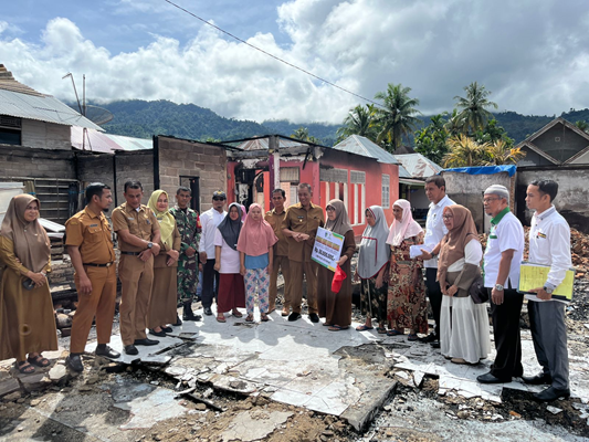 Foto Bupati Pesisir Selatan Rusma Yul Anwar Serahkan Bantuan untuk Korban Kebakaran di Nagari Salido Sari Bulan