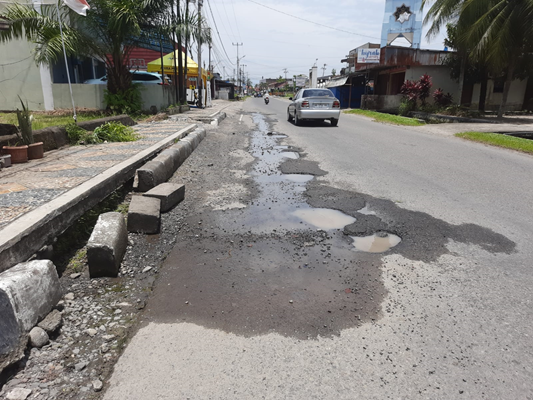 Jalan Sentot Alibasa Kota Pariaman yang sudah ditambal darurat, kini rusak lagi.(Trisnaldi).