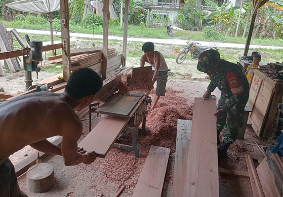 Foto Warga Pengrajin Perabot Dimotivasi Babinsa Koramil 03/Sipora, Kegiatan Inovatif Produktif