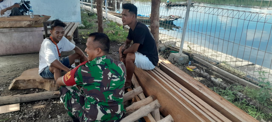 Foto Buruh Pelabuhan Pokai Mentawai Disambangi Babinsa Koramil 01/Sikabaluan, Guna Membahas Kondisi Wilayah dan Silaturahmi