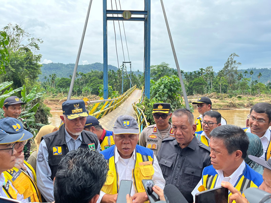 Foto Mentri PUPR RI Basuki Hadimuljono Tinjau Infrastruktur yang Rusak di Pesisir Selatan