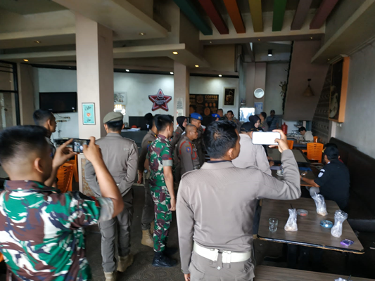 Tim 7 Payakumbuh geledah rumah makan di sebuah rumah makan di Payakumbuh, Sabtu 23 Maret 2024