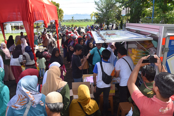 Situasi saat berlangsung kegiatan Bazar di halaman rumah tabuik subarang atau di samping Kantor Balaikota Pariaman.