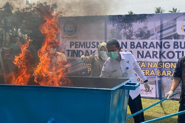 Penanganan Penyalahgunaan Narkotika di Lapas Padang, BNNP Sumbar Musnahkan Sabu-sabu dan Ganja