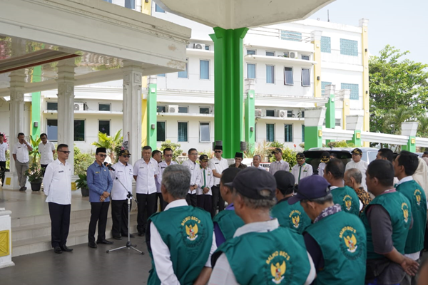 Bupati Limapuluh Kota Safaruddin didampingi sekda Herman Azmar dan kepala-kepala OPD berikan sambutan kepada 15 orang driver.