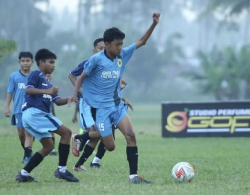 Elang Zanura salah seorang pemain SSB Sago Team terpilih jadi pemain terbaik di piala Liga Junior Payakumbuh (LJP) KU-13 tahun 2023-2024 baru-baru ini.