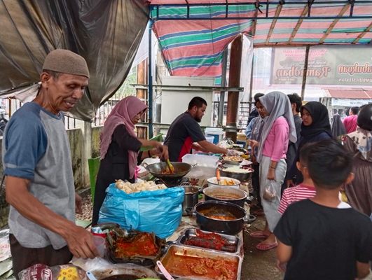 Nanda, pedagang sambal masak di pasar pabukoan kelurahan Limbukan