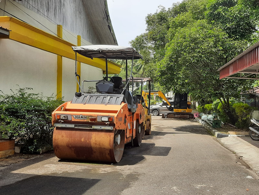 Dua alat berat milik UPTD Alkal PJU Kota Pariaman yang masih parkir.(Trisnaldi).