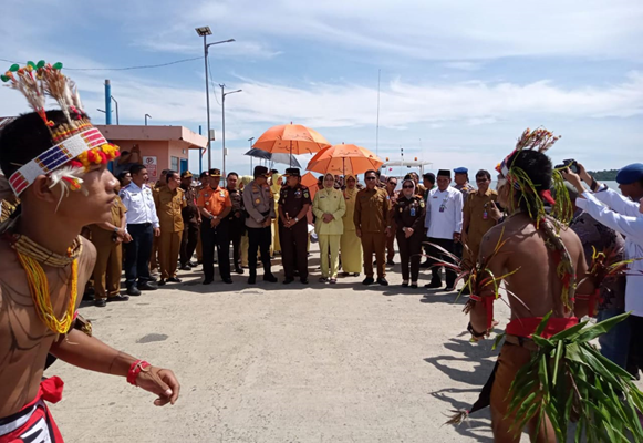 Foto Kunker Kajati Sumbar Disambut Sekda Mentawai