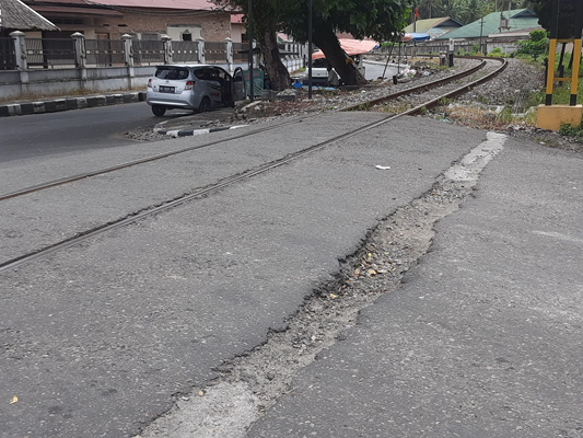 Lubang di badan jalan dekat perlintasan rel kereta api di perampatan jalan dekat Kantor Dinas Pemberdayaan Masyarakat dan Desa Kota Pariaman.