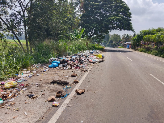 Lokasi buang sampah ilegal di kelururahan Sawah Padang Aua Kuning, kecamatan Payakumbuh Selatan.