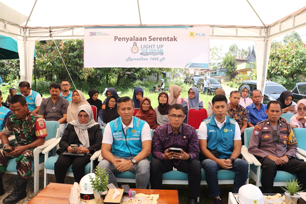 Sekdako Payakumbuh Rida Ananda didampingi manager PT.PLN UP3 Payakumbuh saat pemasangan sambungan listrik grstis di rumah warga, Kamis 14 Maret 2024.