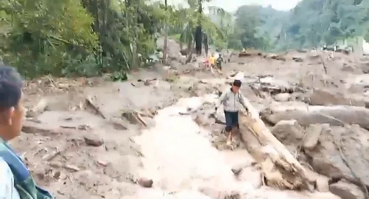 Foto 10 orang Dilaporkan Hilang Tertimbun Longsor di Langgai, Kecamatan Sutera