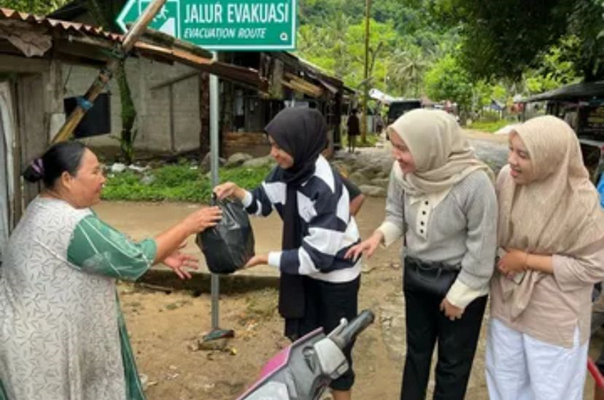 Foto Anak Bupati Pessel Zahra Mardiah Anwar Turun Langsung Bantu Korban Banjir