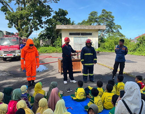 Saat murid-murid TK Aisyiyah Bustanul Bato memperhatikan petugas Damkar mengenalkan peralatan yang digunakan Damkar.