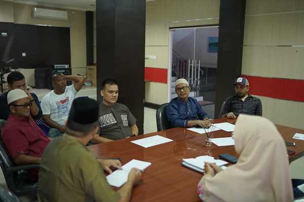 Rapat internal untuk kesuksesan kegiatan Piaman Barayo yang di gelar di objek wisata Pariaman saat libur lebaran nanti.(Trisnaldi).