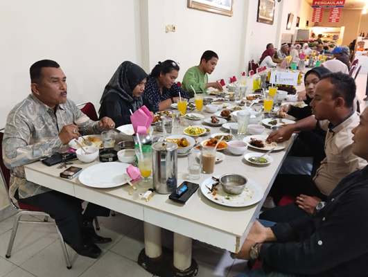 Pimpinan Advokad Setia Budi dan Rekan, Setia Budi bubar di sebuah rumah makan ternama di Payakumbuh.