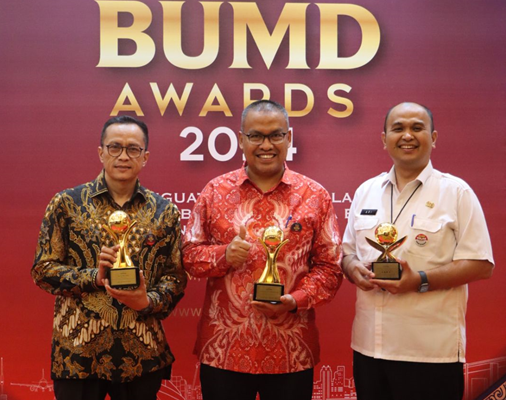 Foto Gubernur Mahyeldi Terima Penghargaan Top Pembina BUMD Award 2024 Usai RSAM Bukittinggi Raih Top BUMD Bintang Empat