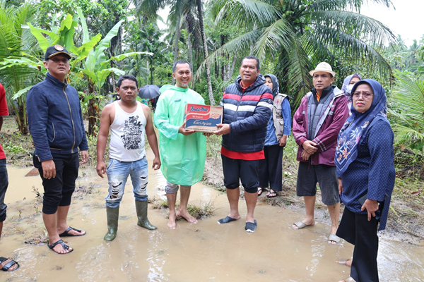 Saat Sekda Kota Pariaman, Yota Balad menyerahkan bantuan kepada warga terdampak banjir.